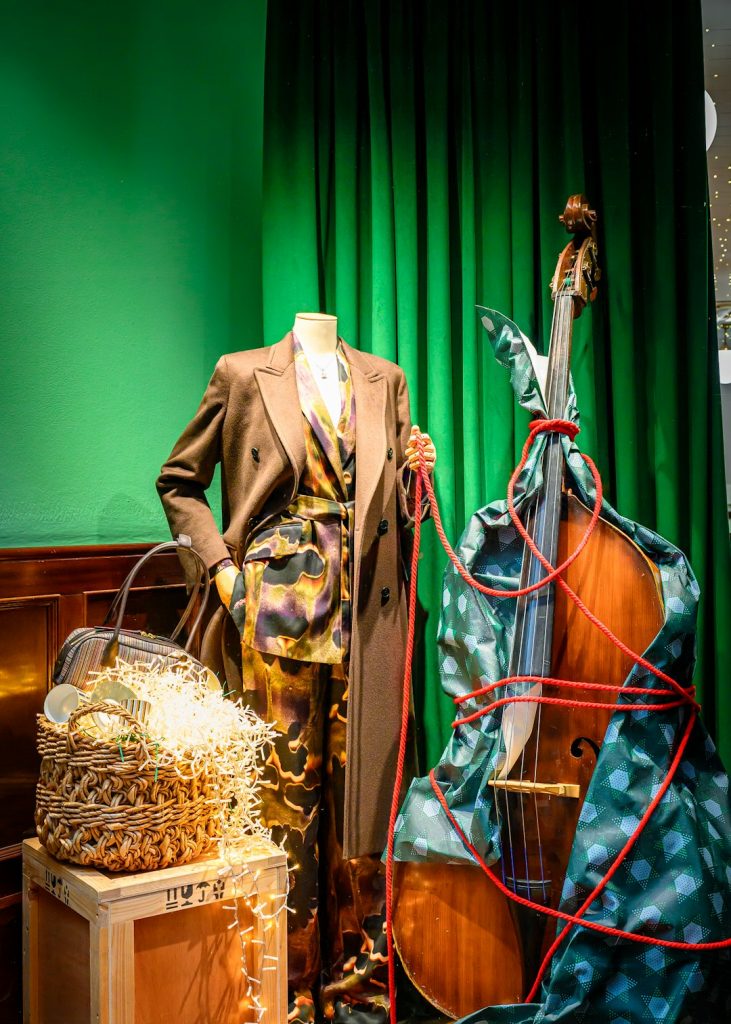 mannequin-with-double-bass-and-basket-oj0q2rmp1s8